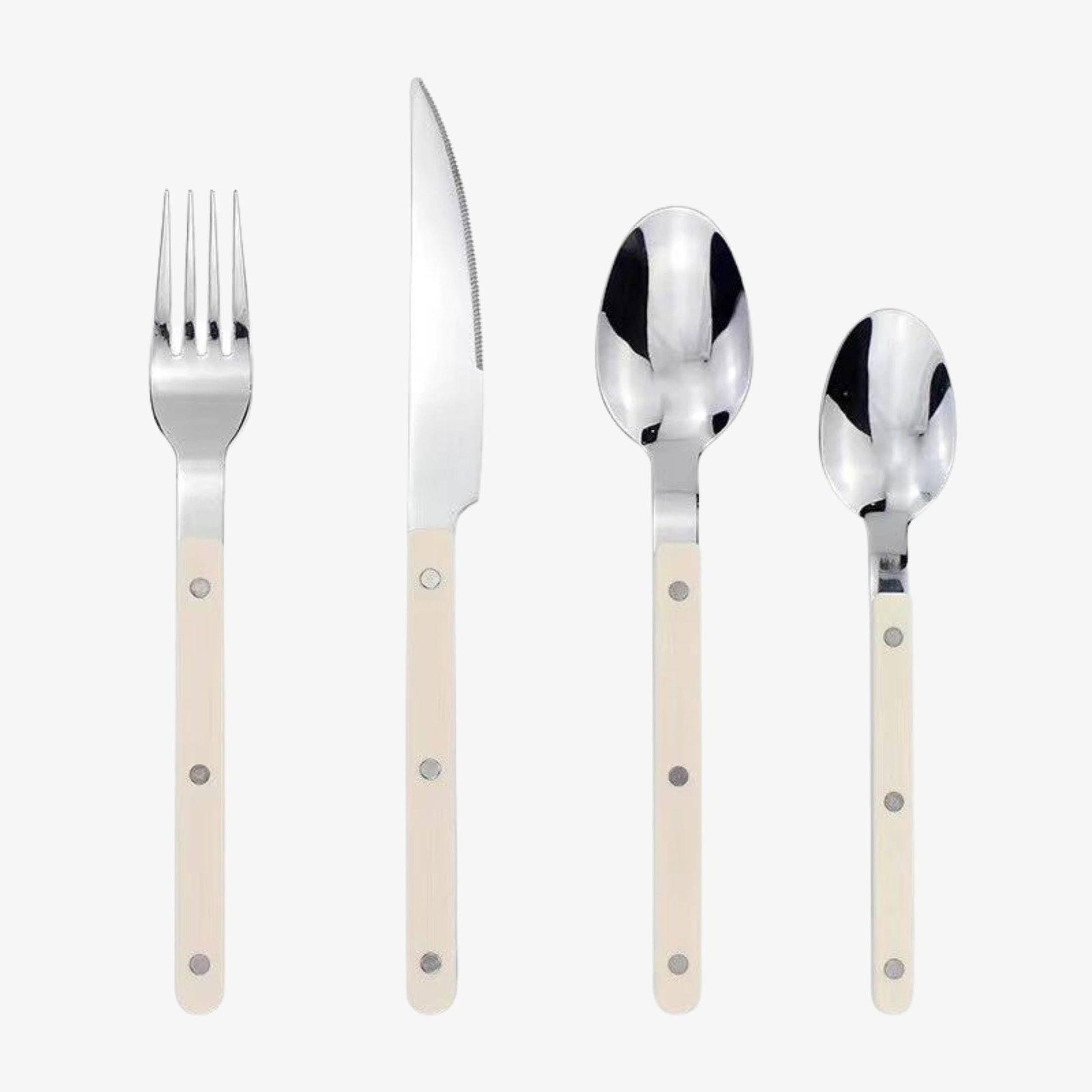 Fire stykker bestik med cremefarvede håndtag: gaffel, kniv, spiseske og teske. Moderne design, rustfrit stål, minimalistisk stil.