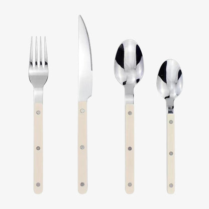 Fire stykker bestik med cremefarvede håndtag: gaffel, kniv, spiseske og teske. Moderne design, rustfrit stål, minimalistisk stil.