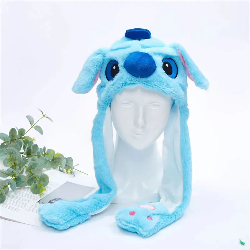 Plüschmütze in Blau mit Ohren, inspiriert von Cartoon-Charakter, auf weißem Hintergrund.