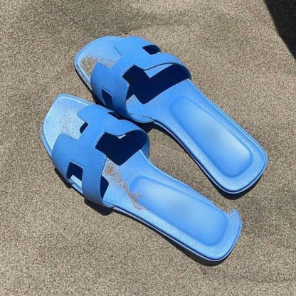 Blaue Sandalen auf Sand, Sommermode, Strandbekleidung, rutschfest, bequem, Freizeit.
