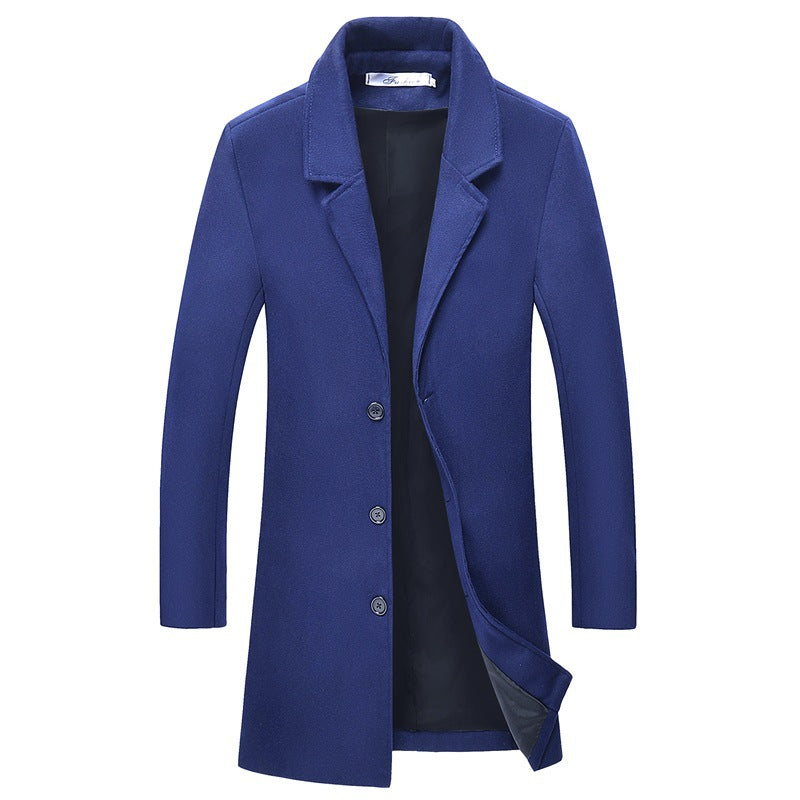 Blauer Herrenmantel, eleganter Wollmantel, dreiknöpfig, klassischer Stil, Herbstmode.