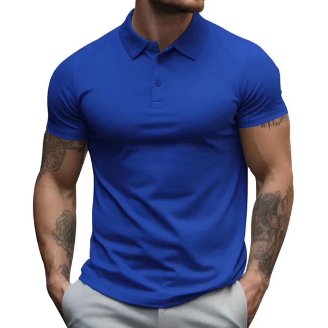 Mann in blauem Polohemd, muskulös, tätowiert, modisch, Freizeitkleidung, Herrenmode.