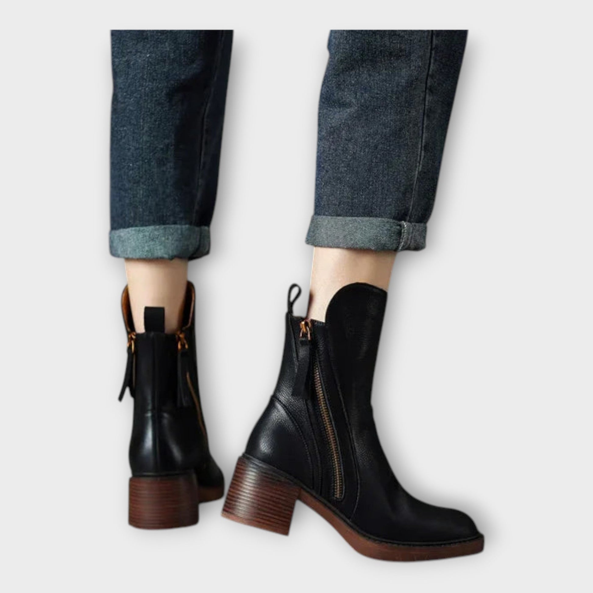 Botins com Linha Elegante e Detalhe de Fecho - Ines Braga