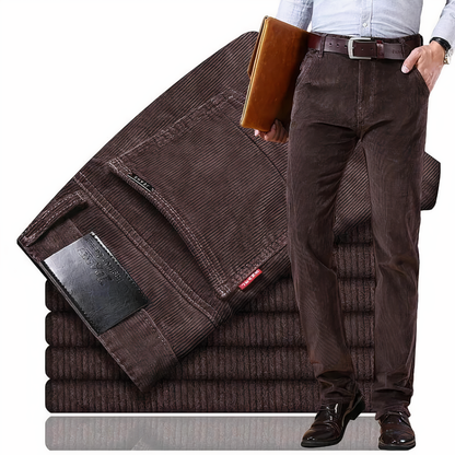 Braune Cordhose für Herren, elegant, modisch, ideal für Business und Freizeit.