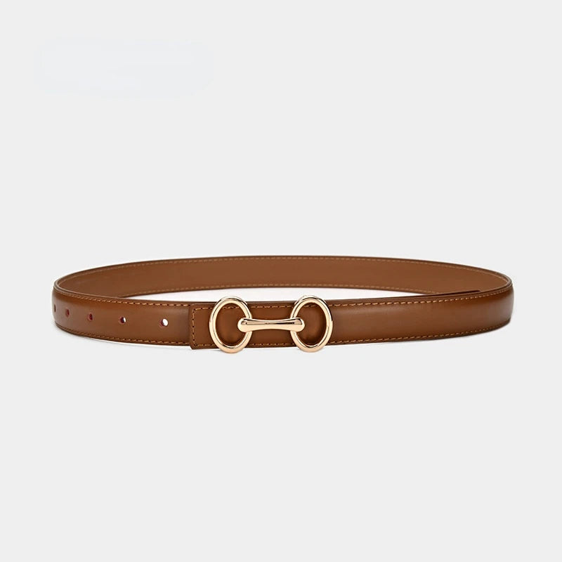Brauner Ledergürtel mit goldener Schnalle, modisches Accessoire für Damen.