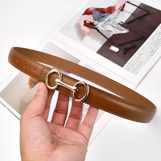 Brauner Ledergürtel mit goldener Schnalle, modisches Accessoire, elegantes Design.