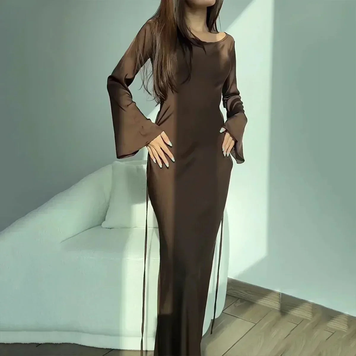 Braunes Maxikleid mit langen Ärmeln, elegantes Design, Damenmode, Herbstkleidung.
