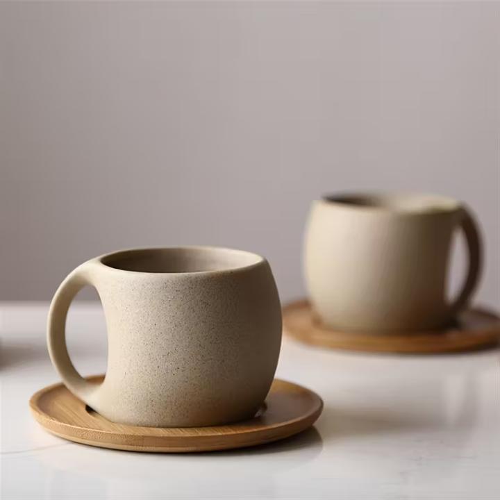 Keramik-Kaffeetasse mit Holzuntersetzer
