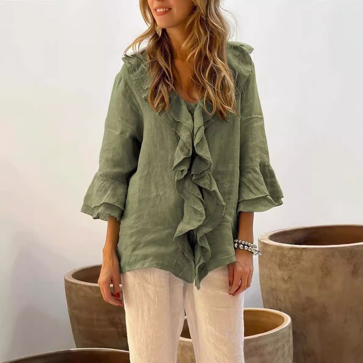 Blusa com decote em V e mangas franzidas
