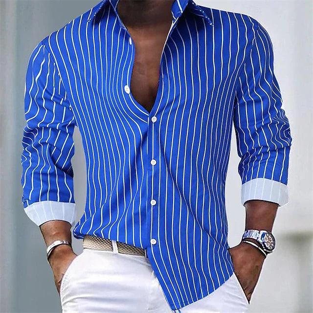 Chemise bleue à rayures blanches pour homme, manches longues, col ouvert, portée avec pantalon blanc. Mode masculine élégante et moderne.