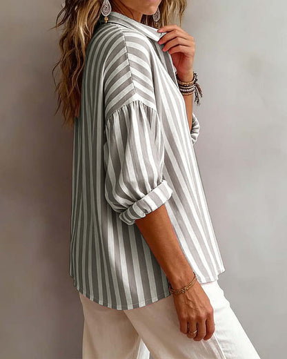 Legere gestreifte Bluse mit Kragen