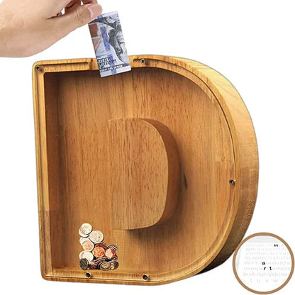 TreasureNest Muntbank | Gepersonaliseerde houten spaarpot in A-Z letterontwerpen