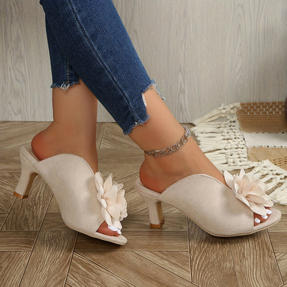 Valenia | Feminine Sandalen mit 3D-Blumenakzent