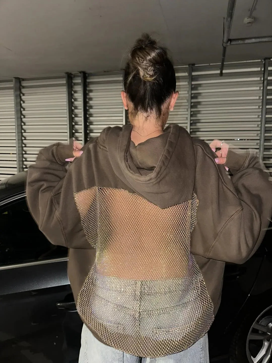 Bluza damska | z kapturem oversize z ozdobną aplikacją na plecach