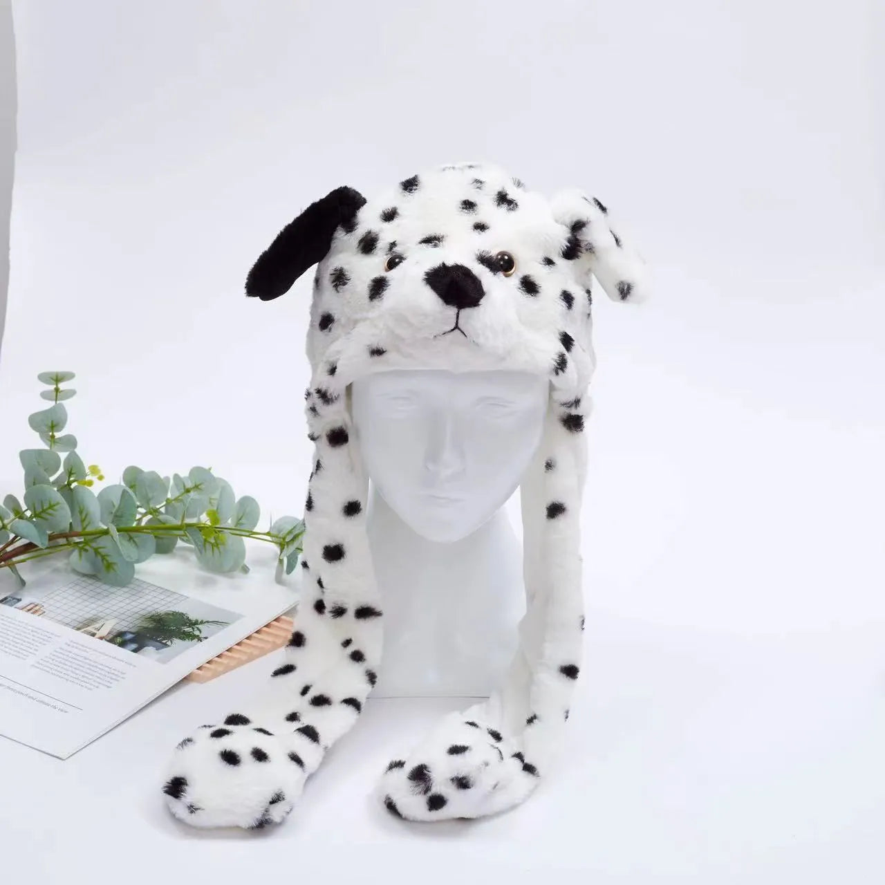 Dalmatiner-Mütze aus Plüsch, weiß mit schwarzen Punkten, Wintermode, Accessoire für Kinder.