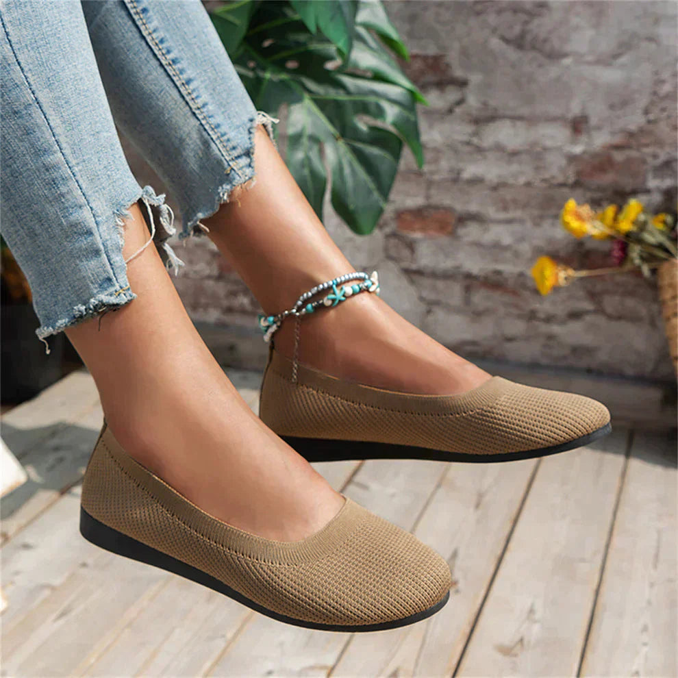 Damen Ballerinas beige, atmungsaktiv, flach, Freizeit, Sommer, Jeans, Holzterrasse, Pflanzen.
