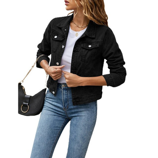Frau in schwarzer Jeansjacke, weißem T-Shirt und blauer Jeans, modisch, lässig, Streetwear.
