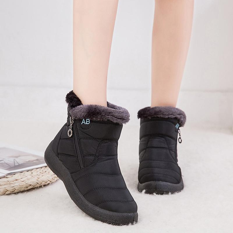 Bottes d'hiver noires pour femmes avec doublure en fourrure, fermeture éclair latérale, semelle antidérapante. Chaussures chaudes et confortables.