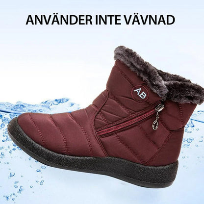 Botte d'hiver imperméable rouge avec doublure en fourrure, fermeture éclair latérale et semelle antidérapante, idéale pour temps froid et humide.