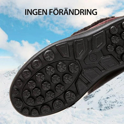 Semelle de chaussure antidérapante noire sur fond de neige et ciel bleu, idéale pour la randonnée hivernale. Texte en suédois en haut de l'image.