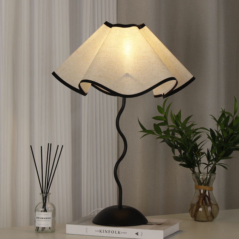 Tischlampe in Blütenblattform Nachttischlampe