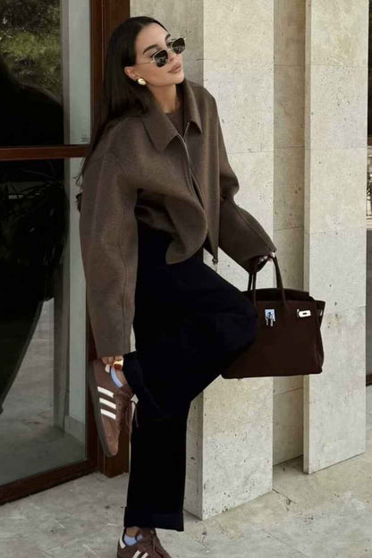 Eleganter kurzer Wollmantel mit Stehkragen, ungegessen, für einen minimalistischen Stil