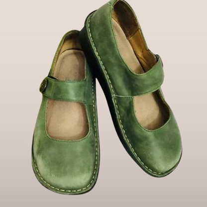 Chaussures vertes en cuir style Mary Jane, semelle noire, bride à boucle, design vintage. Idéales pour mode rétro et confort quotidien.