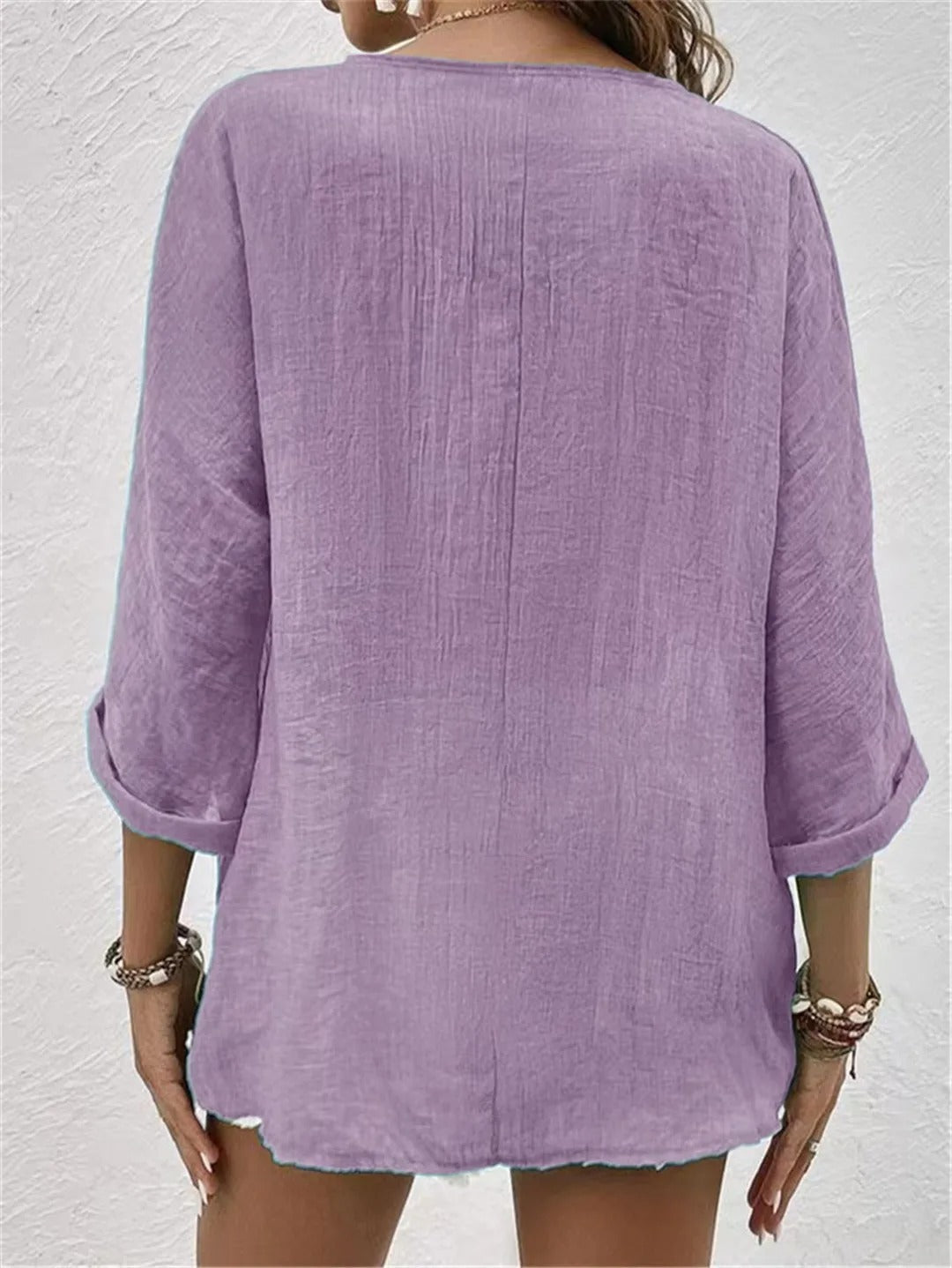 Lina - Elegant Blus med V-ringning och Knappdetaljer