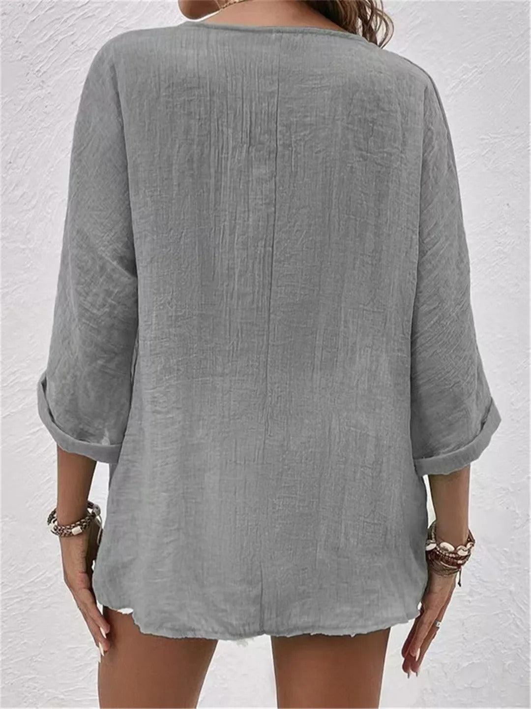 Lina - Elegant Blus med V-ringning och Knappdetaljer