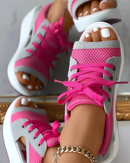Sandales baskets roses et grises avec lacets, design moderne, ongles blancs, bracelet doré; chaussures tendance pour l'été.