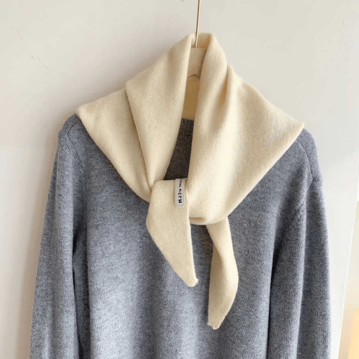 CosyWrap - Écharpe tricotée triangulaire en laine de niche pour les femmes, comme foulard ou écharpe chaude