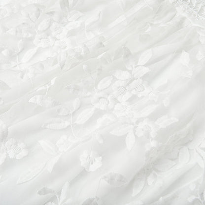 Hvid sommerkjole i mesh med blomsterbroderier og blondedetaljer til forår
