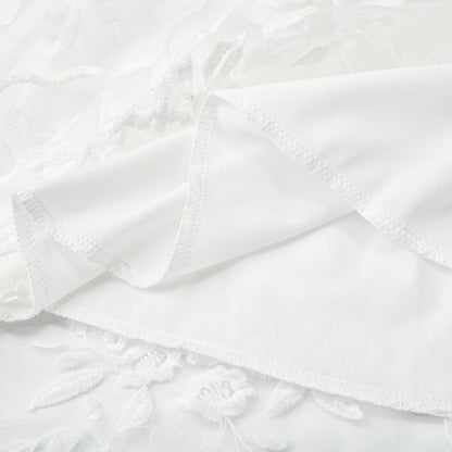 Hvid sommerkjole i mesh med blomsterbroderier og blondedetaljer til forår