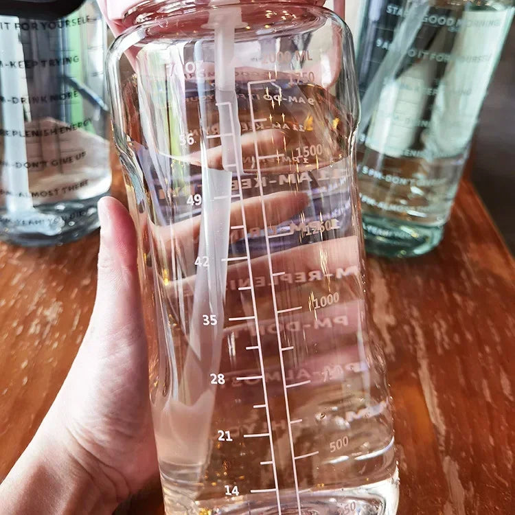 2-Liter-Trinkflasche mit Strohhalm & Zeitmarkierung – BPA-frei, Auslaufsicher
