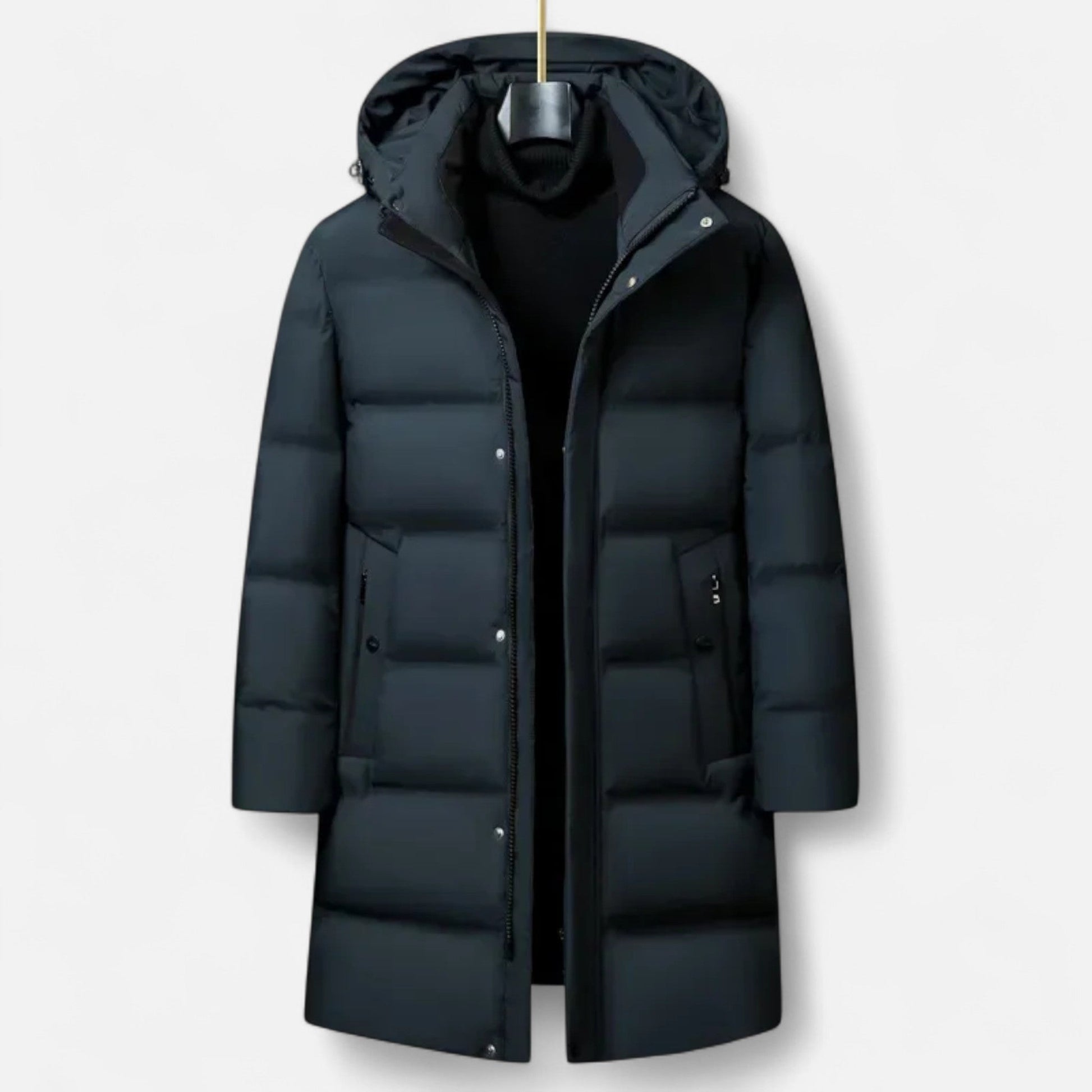 Doudoune longue noire avec capuche, design moderne et matelassé, idéale pour l'hiver. Veste chaude et élégante pour homme, mode hiver 2023.