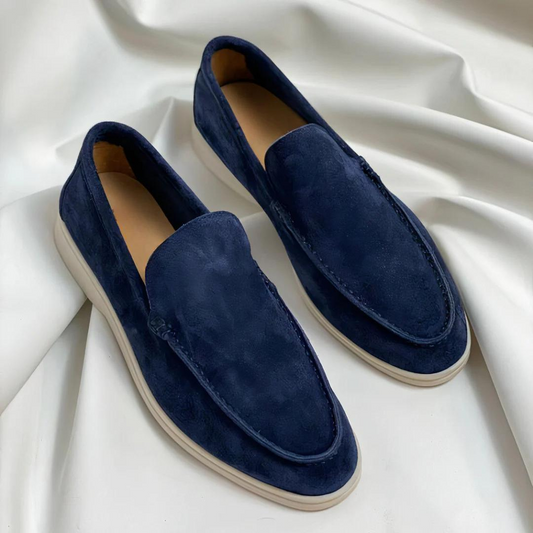 Dunkelblaue Wildleder-Slipper für Herren auf weißem Hintergrund, elegante Freizeitschuhe.