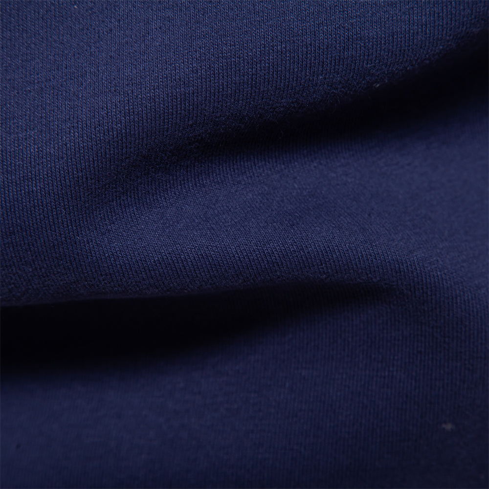 Dunkelblauer Baumwollstoff, Nahaufnahme, weiche Textur, ideal für Herrenmode und Sweatshirts.