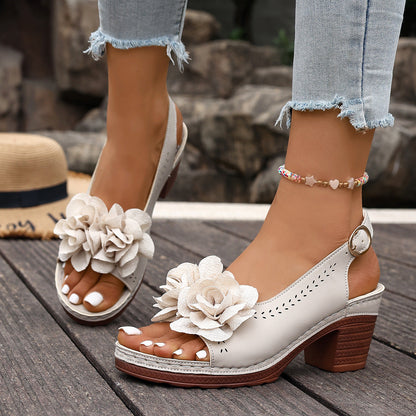 Laiva | Sandalen mit Blütenapplikation und Blockabsatz
