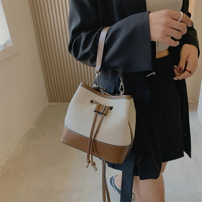 Canvas-Eimer-Tasche mit veganem Lederbesatz und Kordelverschluss