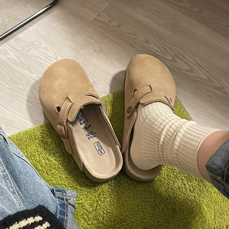 Chanclas francesas de estilo retro, confeccionadas en piel auténtica y con la punta cerrada.