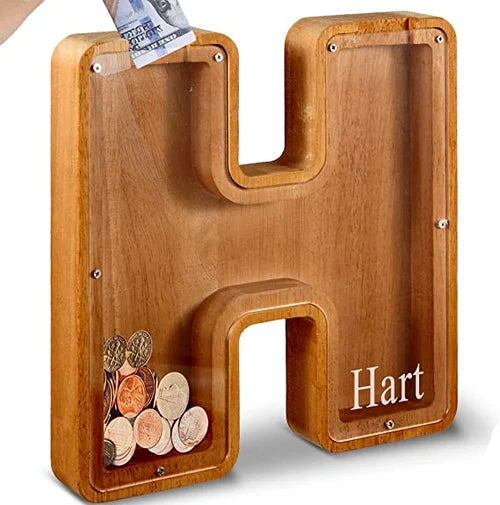 TreasureNest Muntbank | Gepersonaliseerde houten spaarpot in A-Z letterontwerpen