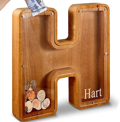 TreasureNest Muntbank | Gepersonaliseerde houten spaarpot in A-Z letterontwerpen