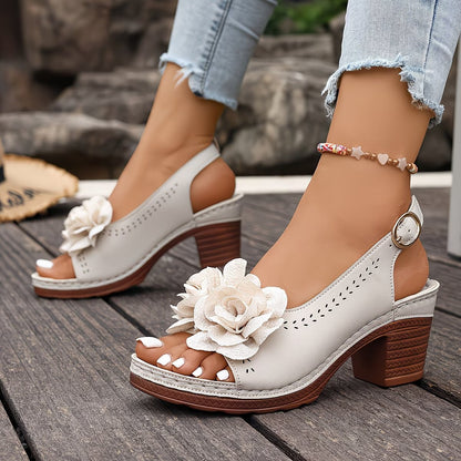 Laiva | Sandalen mit Blütenapplikation und Blockabsatz