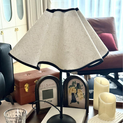 Tischlampe in Blütenblattform Nachttischlampe