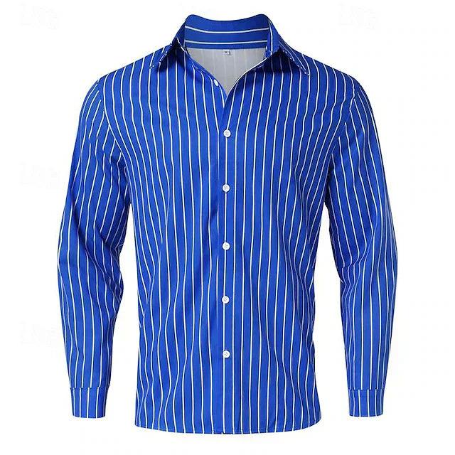 Chemise bleue à rayures blanches verticales, manches longues, col classique, boutons blancs. Mode homme élégante, tendance, habillée.
