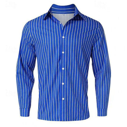 Chemise bleue à rayures blanches verticales, manches longues, col classique, boutons blancs. Mode homme élégante, tendance, habillée.