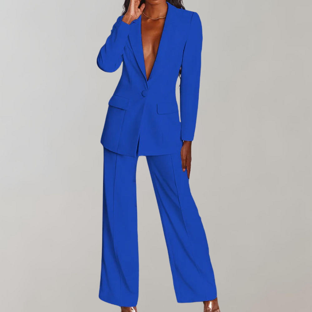 Frau in eleganter blauer Blazer- und Hose-Set, modisch, formell, Damenbekleidung.
