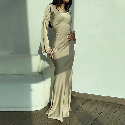 Elegantes langes Abendkleid aus Satin in Beige, figurbetont, mit langen Ärmeln.