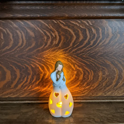 Keramikengel mit LED-Beleuchtung, Herzmuster, Dekoration, warmweißes Licht, Holzuntergrund.