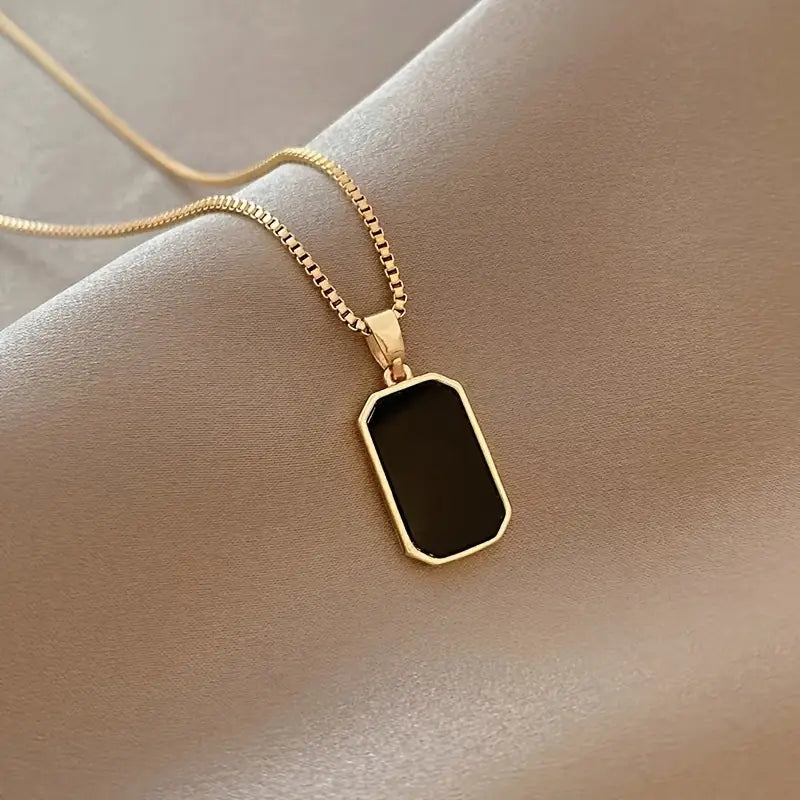 Kaklarota ar Minimalistisku Kvadrātveida Kulonu no Melna Titāna Elite